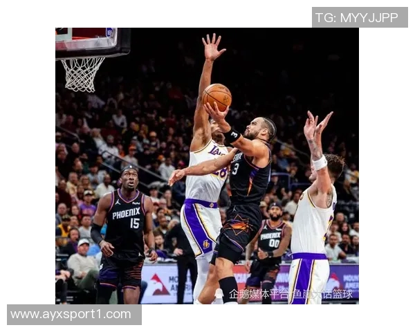 布克回应三分犯规争议称需查规则手册并提及狄龙被詹姆斯撞倒事件